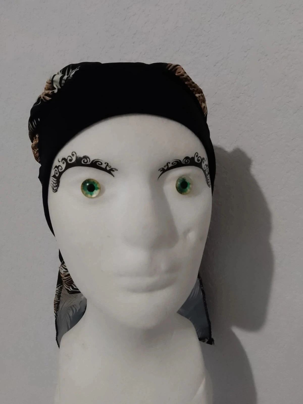 Turban de hojas de palma, negro y blanco – photo 3